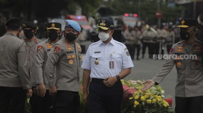 Gubernur DKI Jakarta Anies Baswedan (kedua kanan) menghadiri upacara peresmian tim Perintis Presisi Polda Metro Jaya di Lapangan Presisi Polda Metro Jaya, Jakarta, Kamis (13/1/2022). [Suara.com/Angga Budhiyanto]