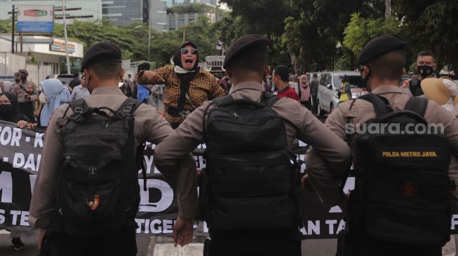 Massa yang tergabung dalam Aliansi Rakyat Menggugat (ARM) melakukan aksi unjuk rasa di sekitar Gedung Komisi Pemberantasan Korupsi (KPK), Jakarta, Kamis (13/1/2022). [Suara.com/Angga Budhiyanto]