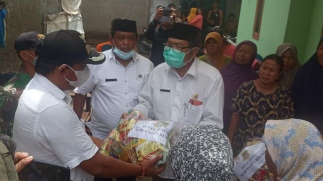 Korban Longsor Tanggul Citarum Dapat Bantuan Beras, Mie dan Sarden dari Pemkab Bekasi