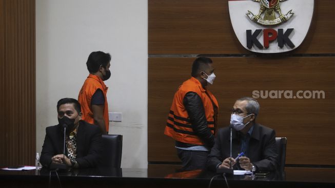 Bupati Penajam Paser Utara Abdul Gafur Mas'ud (kedua kiri) dihadirkan dalam konferensi pers penahanan di Gedung Merah Putih KPK, Jakarta, Kamis (13/1/2021) malam. [Suara.com/Angga Budhiyanto]
