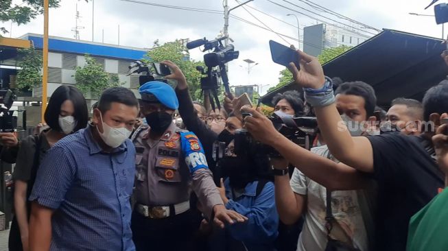 Pacar Ardhito Pramono datangi Polres Jakarta Barat [Suara.com/Evi Ariska]