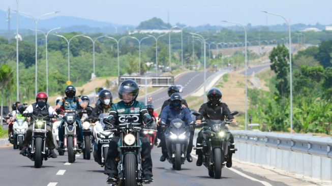 Presiden Joko Widodo meninjau infrastruktur Kawasan Ekonomi Khusus atau KEK Mandalika, Lombok Tengah, NTB, Kamis (13/1/2022). [BPMI Sekretariat Presiden] 