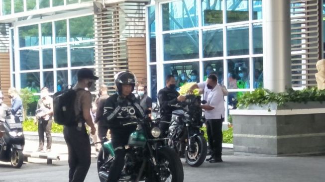 Presiden Joko Widodo bersiap mengendarai sepeda motor gede atau moge menuju ke Sirkuit Mandalika di Bandara Internasional Lombok, Kabupaten Lombok Tengah, Provinsi Nusa Tenggara Barat, Kamis (13/1/2022) [ANTARA/Akhyar].