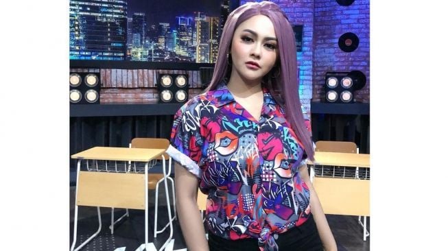 Jenita Janet, salah satu artis yang kerap menggunakan wig atau rambut palsu dalam berbagai penamplan. [Instagram]