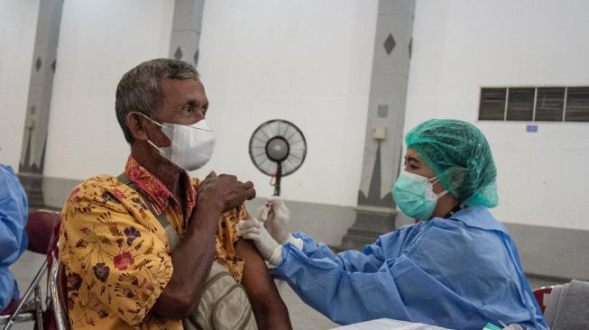 Petugas vaksinator menyuntikkan vaksin booster COVID-19 untuk lansia di Jogja Expo Center, Bantul, DI Yogyakarta, Kamis (13/1/2022).  ANTARA FOTO/Hendra Nurdiyansya
