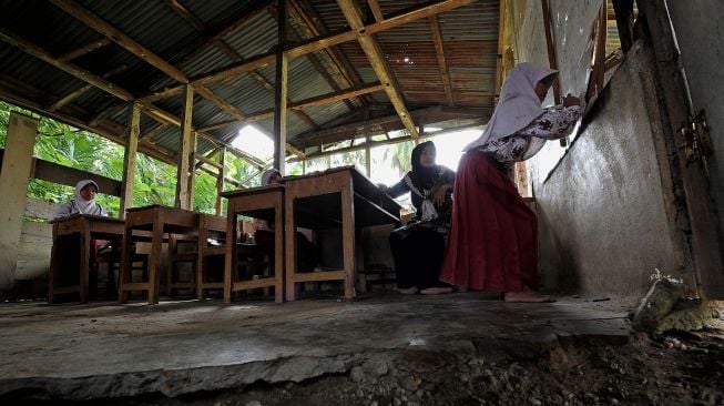 Pelajar kelas II SDN 217 Pamenang mengikuti kegiatan belajar mengajar di ruang kelas bekas bangunan perumahan guru di Dusun Tuo, Pamenang, Merangin, Jambi, Kamis (13/1/2022).  ANTARA FOTO/Wahdi Septiawan