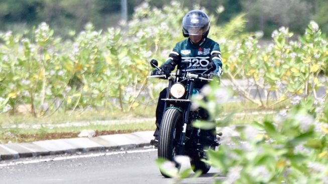 Presiden Joko Widodo mengendarai sepeda motor Kawasaki W175 custom saat melaksanakan kunjungan kerja di Kawasan Ekonomi Khusus (KEK) Mandalika, Desa Kuta, Kecamatan Pujut, Kabupaten Lombok Tengah, Kamis (13/1/2022). ANTARA FOTO