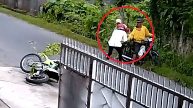 Detik-detik Pemotor Hantam Bapak-bapak Naik Motor Bikin Salut Publik, Penabrak Malah Sungkem