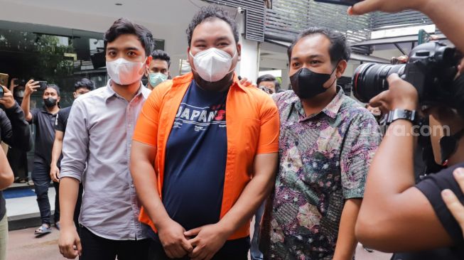 Komika Fico Fachriza dihadirkan saat rilis kasus narkoba yang menjerat dirinya di Polda Metro Jaya, Jakarta Selatan, Jumat (14/1/2022). [Suara.com/Alfian Winanto]