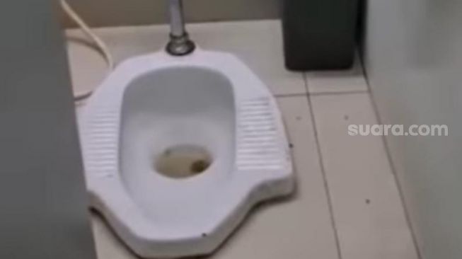 Toilet di Bandara Internasional Sultan Hasanuddin tersumbat [SuaraSulsel.id/Istimewa]
