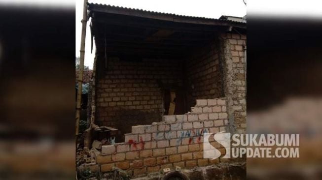 Dinding Rumah Warga di Sukabumi Ambruk akibat Getaran Gempa Banten