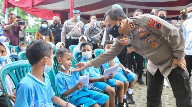 Akselerasi Vaksinasi Merdeka Anak, Kapolda Kunjungi Salatiga dan Bercanda dengan Siswa SD