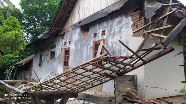 Atap rumah warga Desa Mahendra, Kecamatan Cibaliung, Pandeglang, Banten yang terdampak gempa Banten 6,7 magnitudo yang terpusat di Sumur Pandeglang, Jumat (14/1/2022). [Ist]