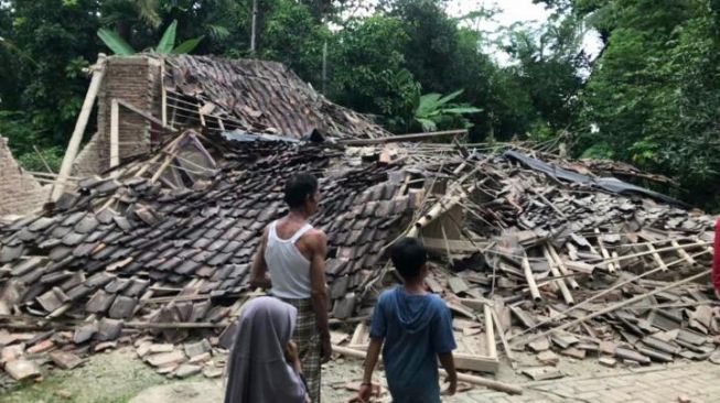 Rumah warga Sumur, Kabupaten Pandeglang, Banten ambruk akibat gempa, Jumat (14/1/2022) sore. [Suara.com/Oki Faturrohman]