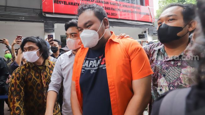 Komika Fico Fachriza a été présenté lors de la publication de l'affaire de drogue qui l'a pris au piège au Polda Metro Jaya, au sud de Jakarta, vendredi (14/1/2022). [Suara.com/Alfian Winanto]