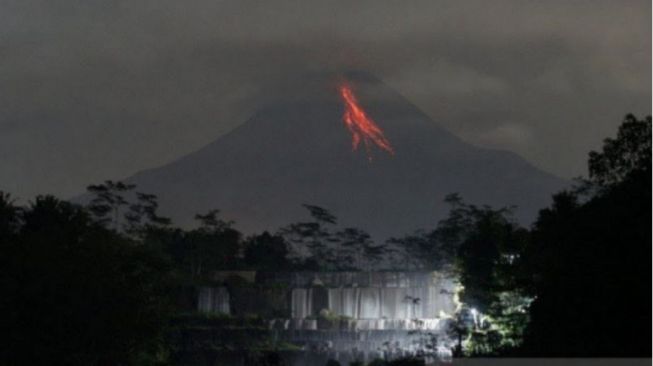 Gunung Merapi Masih Siaga, Hari Ini Keluarkan Guguran Lava Pijar Sebanyak Enam Kali