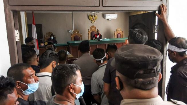 Sejumlah nelayan keramba menyaksikan sidang perdana permohonan suntik mati (euthanasia) di Pegadilan Negeri Lhokseumawe, Aceh, Kamis (13/1/2022). ANTARA FOTO/Rahmad
