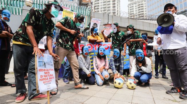 Sejumlah massa aksi yang tergabung dalam Aliansi Mahasiswa Islam (AMI) menggelar aksi teaterikal saat unjuk rasa di depan Kedutaan Besar China, Jakarta Selatan, Jumat (14/1/2022). [Suara.com/Alfian Winanto]