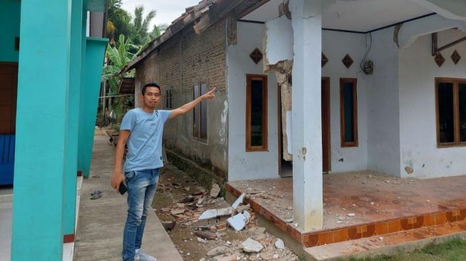 Rumah warga Sumur, Kabupaten Pandeglang, rusak akibat gempa Banten, Jumat (14/1/2022). [Dok. Polisi]