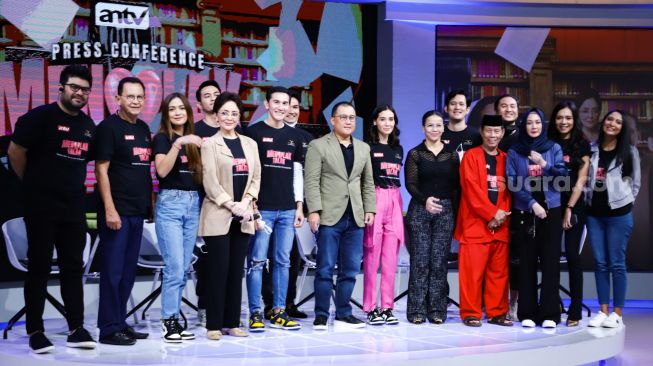 Para pemain dan kru serial 'Menolak Talak' saat jumpa pers di Kuningan, Jakarta Selatan, Jumat (14/1/2022). [Suara.com/Alfian Winanto]