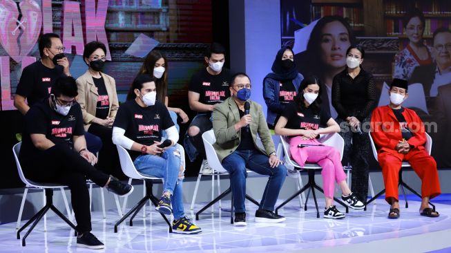 The cast and crew of the series 'Refusing Divorce' during a press conference in Kuningan, South Jakarta, Friday (14/1/2022). [Suara.com/Alfian Winanto]