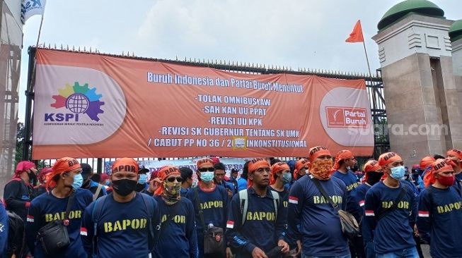 Massa buruh saaat menggeruduk gedung DPR RI terkait penolakan omnibus law cipta kerja. (Suara.com/Bagaskara)