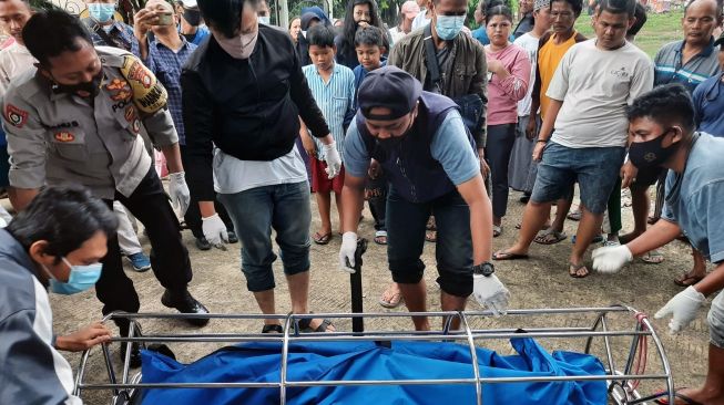 Petugas Polres Tangerang mengevakuasi mayat wanita misterius yang ditemukan di Danau Bugel Indah, Karawaci, Kota Tangerang, pada Jumat (14/1/2022). [Dok. Polisi]