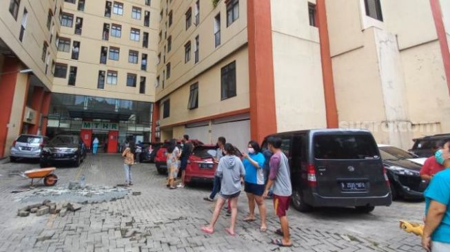 Para penghuni Apartemen MT Haryono Residence, Cawang, Jakarta Timur, berhamburan keluar saat gempa bumi berkekuatan magnitudo 6,7 terjadi di Barat Daya Banten, Jumat (14/1/2022). [Suara.com/Yaumal Asri Adi Hutasuhut]