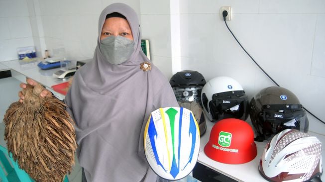 Dosen dan peneliti di Departemen Fisika, Fakultas Matematika dan Ilmu Pengetahuan Alam IPB University Siti Nikmatin menunjukkan helm sepeda dari bahan limbah kelapa sawit (Green Composite Helmet) di PT Intertisi Material Maju (IMM), Situgede, Kota Bogor, Jawa Barat, Kamis (13/1/2022). ANTARA FOTO/Arif Firmansyah