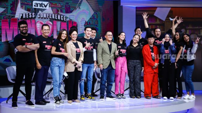 Para pemain dan kru serial 'Menolak Talak' saat jumpa pers di Kuningan, Jakarta Selatan, Jumat (14/1/2022). [Suara.com/Alfian Winanto]