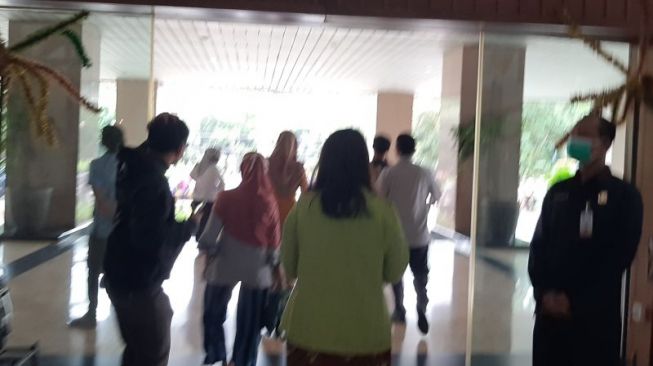 Pegawai pemerintahan di Kantor Wali Kota Jakarta Selatan lari berhamburan karena panik setelah diguncang gempa berkekuatan magnitudo 6,7 yang berlokasi di Barat Daya Banten, Jumat (14/1/2022) sore. [ANTARA/Sihol Hasugian]