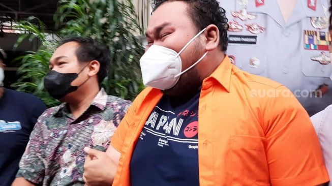 Fico Fachriza menangis ketika melihat kehadiran sang kakak, Ananda Rispo di Polda Metro Jaya, Jumat (14/1/2022). Saat itu, Fico dihadirkan polisi sebagai tersangka dalam kasus narkotika jenis ganja sintetis. [Rena Pangesti/Suara.com]