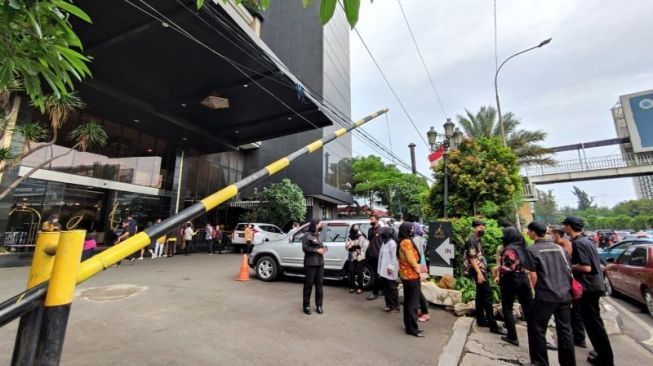 Lampu Gantung Bergoyang, Penghuni Hotel di Bekasi Berhamburan Lari Keluar Hotel