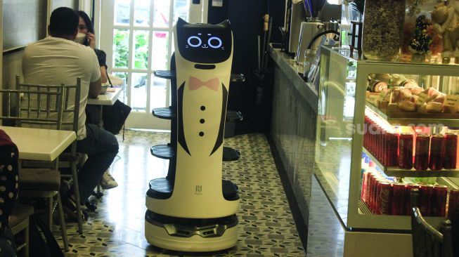 Pelayan robot melayani pelanggan di Rasa Koffie, Pasar Baru, Jakarta, Jumat (14/1/2022). [Suara.com/Septian]
