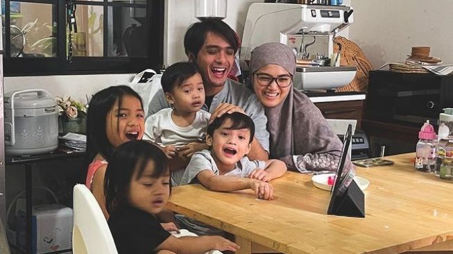 6 Pesona Mikaila Anak Sulung Ricky Harun, Pandai Berbahasa Arab di Usia Belia