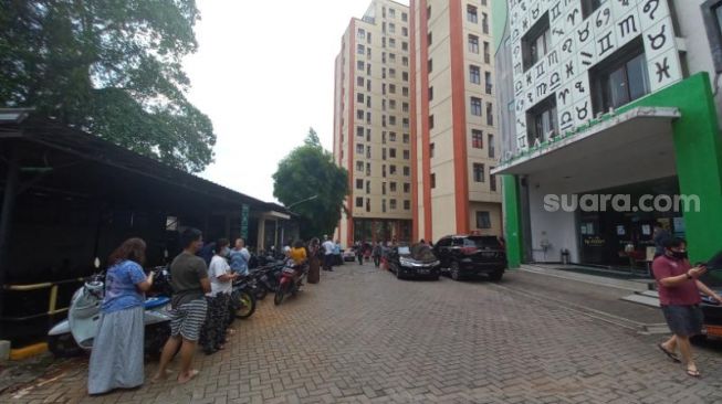 Para penghuni Apartemen MT Haryono Residence, Cawang, Jakarta Timur, berhamburan keluar saat gempa bumi berkekuatan magnitudo 6,7 terjadi di Barat Daya Banten, Jumat (14/1/2022). [Suara.com/Yaumal Asri Adi Hutasuhut]