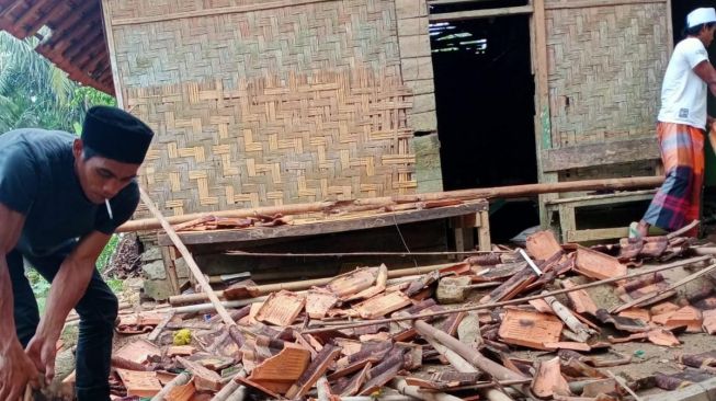 Rumah warga Sumur, Kabupaten Pandeglang, rusak akibat gempa Banten, Jumat (14/1/2022). [Dok. Polisi]