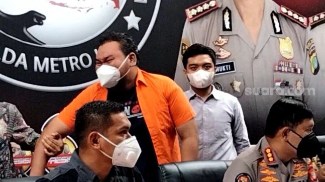 Fico Fachriza menangis ketika melihat kehadiran sang kakak, Ananta Rispo di Polda Metro Jaya, Jumat (14/1/2022). Saat itu Fico tengah dihadirkan polisi sebagai tersangka dalam kasus narkoba. [Rena Pangesti/Suara.com]