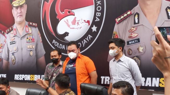 Pakai Baju Tahanan Narkoba, Komika Fico Menangis Histeris