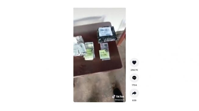 Cara unik mengambil pesanan COD dari kurir paket. [TikTok]