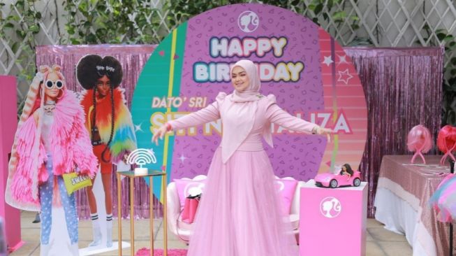 9 Potret Ulang Tahun Siti Nurhaliza ke-43, Meriah Bertema Barbie