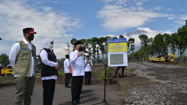 Wakil Presiden Ma'ruf Amin saat meninjau lokasi pembangunan Hunian Sementara (Huntara) Desa Sumber Mujur, Kecamatan Candipuro, Lumajang, Jumat (14/1/2022). (KIP-Setwapres).