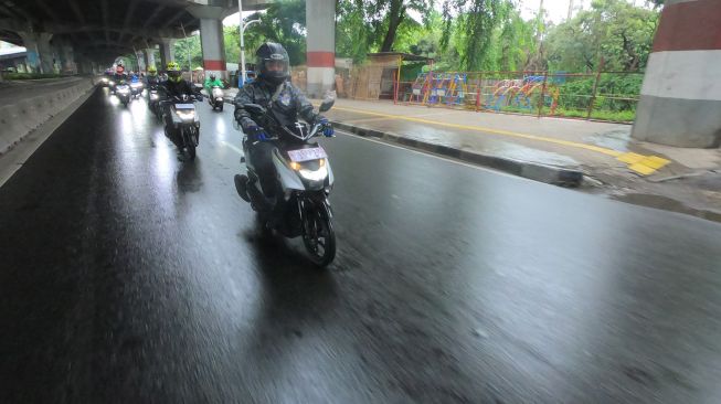 Motoran di Jalan Basah, Begini Caranya Agar Tetap Aman Melaju