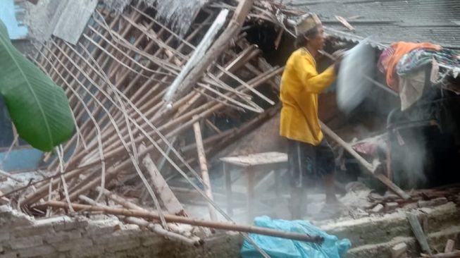 Rumah warga Sumur Pandeglang ambruk usai diguncang gempa Banten magnitudo 6,7, Jumat (14/1/2022). [Ist]
