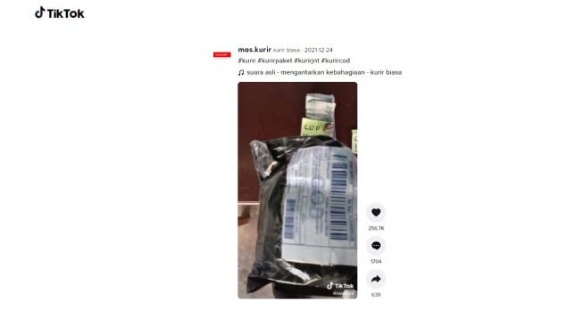 Cara unik mengambil pesanan COD dari kurir paket. [TikTok]