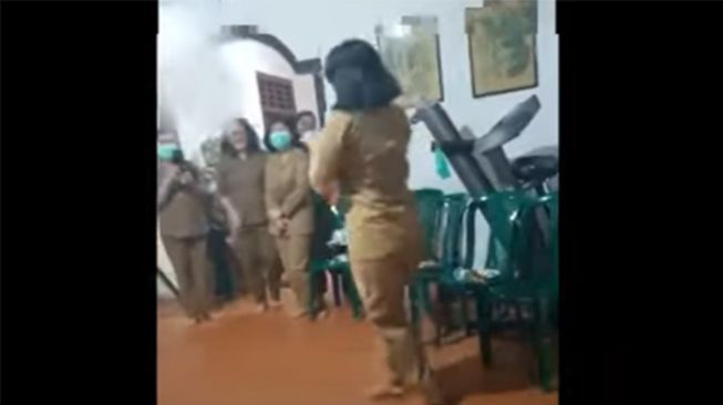 Viral, Sekelompok ASN Joget Sambil Pegang Botol Miras, Netizen: Daftar CPNS Susah, Miras Halal Bagi Mereka