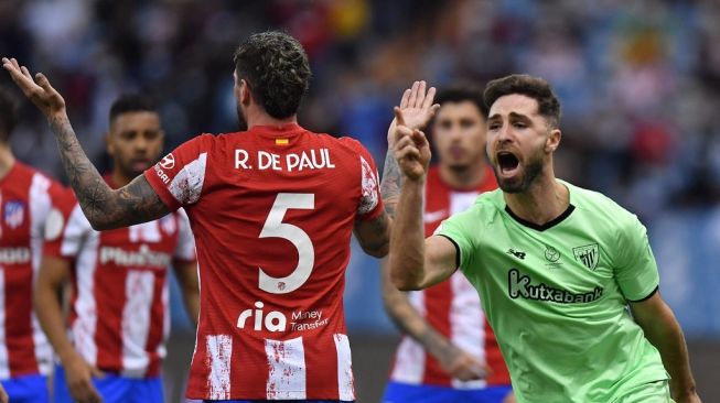 Bek Athletic Bilbao asal Spanyol, Yeray Alvarez (kanan) melakukan selebrasi dengan rekan satu timnya setelah mencetak gol dalam laga semifinal Piala Super Spanyol antara Atletico Madrid vs Bilbao di stadion King Fahd International, Riyadh, Arab Saudi, Jumat (14/1/2022) dini hari WIB.AFP.