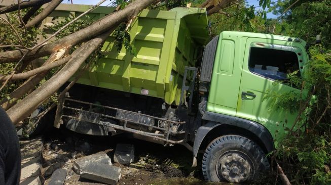 Hindari Ambulans, Dump Truck Hantam Pohon