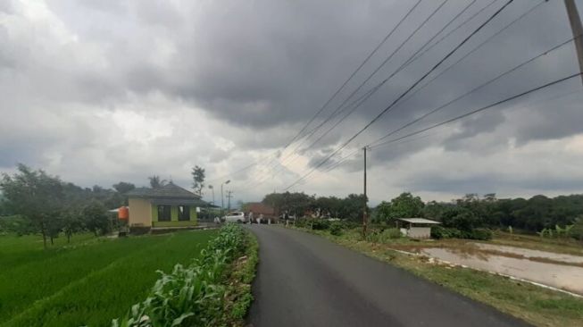 Jalan Kirisik Cipeundeuy Selesai Dihotmix