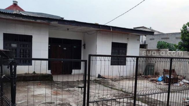 Rumah kosong yang menjadi tempat aksi pencabulan terhadap bocah oleh seorang kuli bangunan di Pamulang, Kota Tangerang Selatan (Tangsel), Sabtu (15/1/2022). [SuaraJakarta.id/Wivy Hikmatullah]